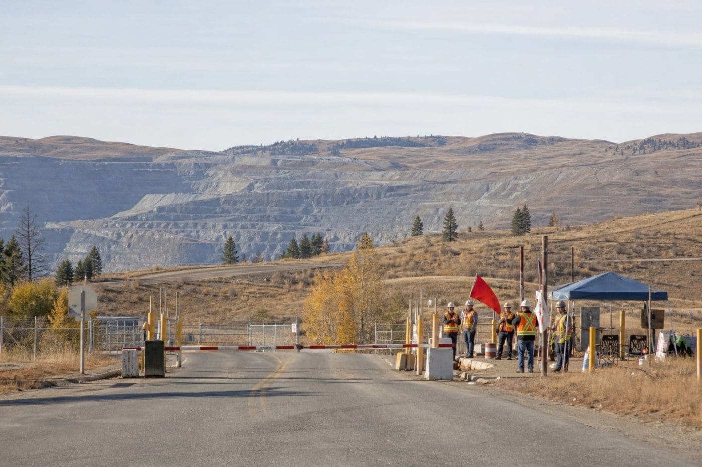 Более 1200 рабочих рудника Highland Valley Copper ушли на забастовку | Наш Ванкувер Медный рудник Highland Valley Copper в Британской Колумбии, где началась забастовка. Иллюстрация создана ИИ