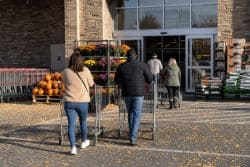 Склад Costco в Канаде: покупатели с тележками у входа, где можно вернуть отозванный подарочный набор Movie Night Gift Set. Иллюстрация создана ИИ