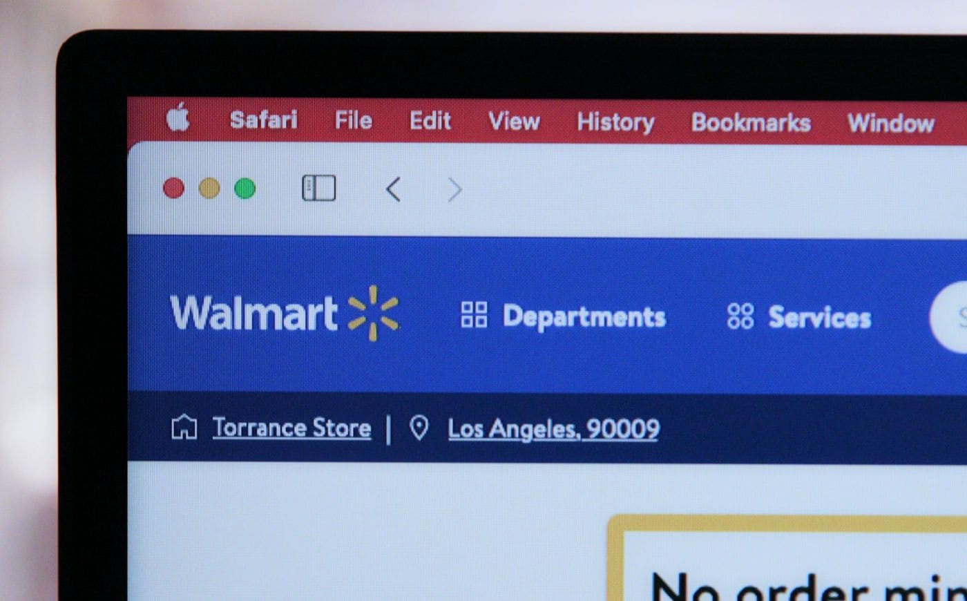 Walmart Canada запустила ИИ-помощника Sparky и меняет процесс покупок для канадцев | Наш Ванкувер Электронный ценник на полке магазина Walmart, который подсвечивается функцией Shop to Light