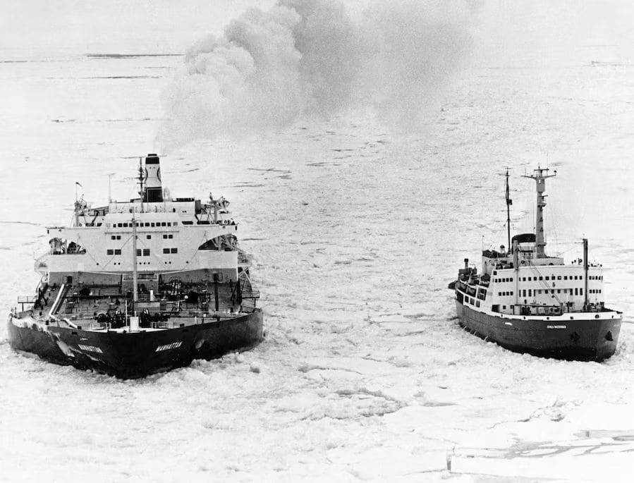 американский танкер «SS Manhattan» | Наш Ванкувер Two ships in icy waters: a large vessel on the left emitting smoke and a smaller ship on the right amid sea ice.
