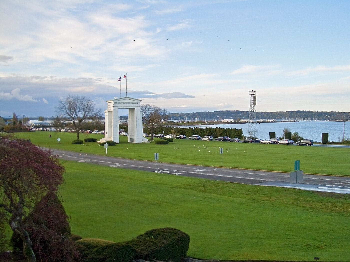 Пограничный пункт Peace Arch на границе Канады и США, видны арка и проезжая часть