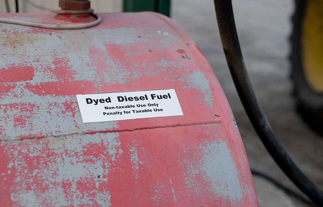 красный дизель канада сша | Наш Ванкувер Close-up of a red, weathered fuel tank with a label reading 'Dyed Diesel Fuel – Non-taxable Use Only; Penalty for Taxable Use'