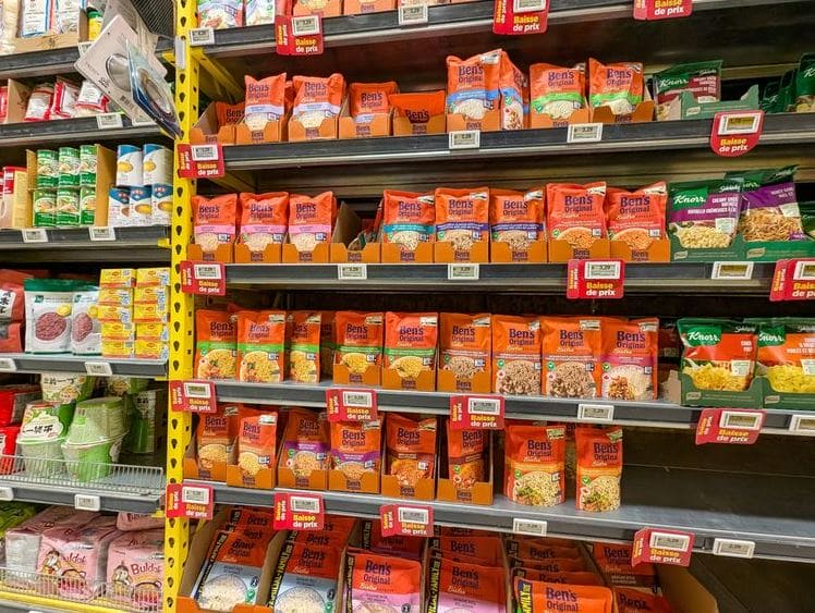 Рис | Наш Ванкувер Shelf of Ben's Original rice mix packets in a grocery store aisle, with Knorr products nearby on the right.